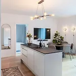 Stylish 3-bedroom Lejlighed *